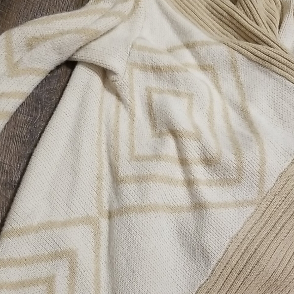 Cardigan tan and white - Picture 2 of 3
